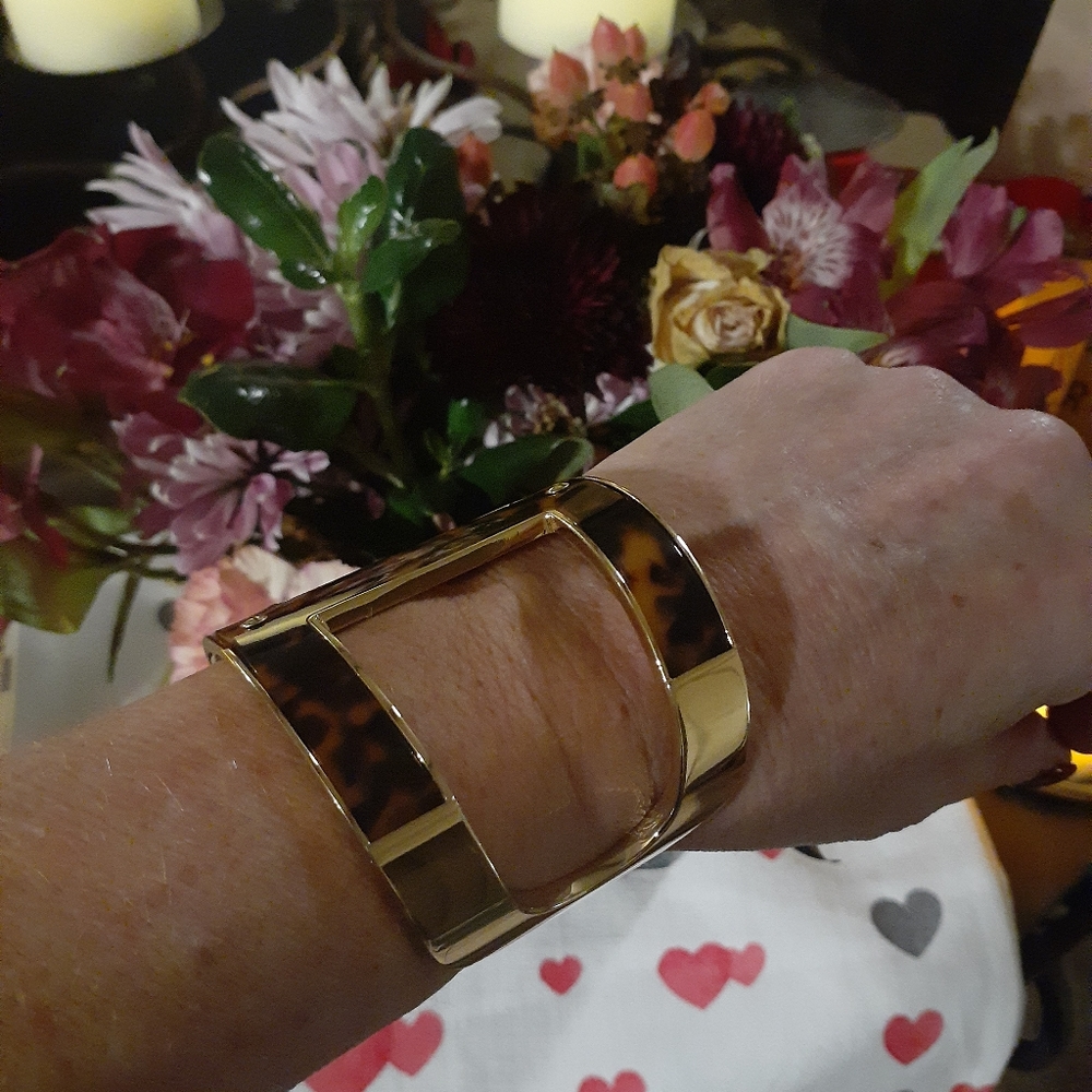 SALE ☀️💥🔆 Michael Kors NWoT Tortoise and Gold Cuff - Picture 9 of 9